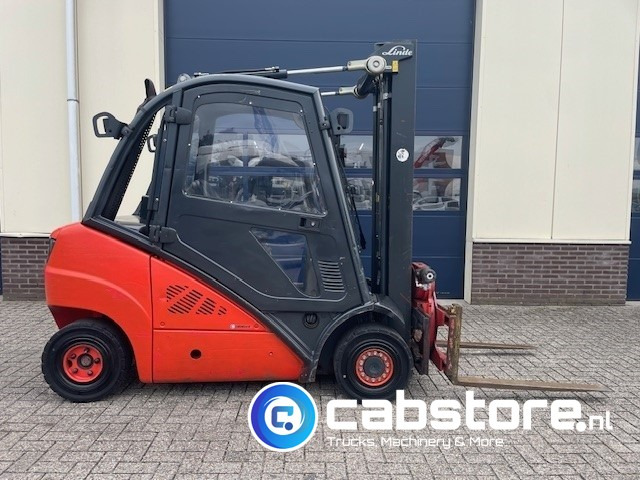Linde H25D Forklift - Heftruck - Bouwjaar 2011 - Roterende vorkenklem - Freelift - Lifthoogte 480 cm - Diesel heftruck: afbeelding 1 Linde H25D Forklift - Heftruck - Bouwjaar 2011 - Roterende vorkenklem - Freelift - Lifthoogte 480 cm - Diesel heftruck: afbeelding 1