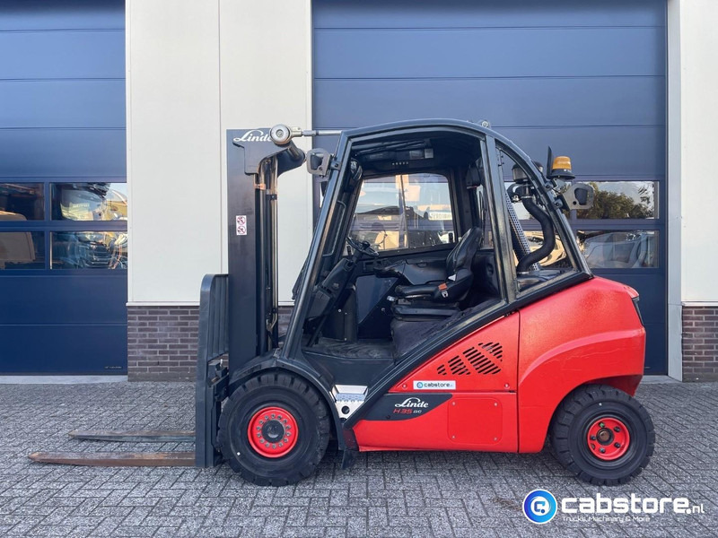 Linde H35D-02 Heftruck - Bouwjaar 2013 - Draaiuren 6892 - Diesel - Side Shift - Freelift - Doorrij hoogte 217 cm !! - Diesel heftruck: afbeelding 2 Linde H35D-02 Heftruck - Bouwjaar 2013 - Draaiuren 6892 - Diesel - Side Shift - Freelift - Doorrij hoogte 217 cm !! - Diesel heftruck: afbeelding 2