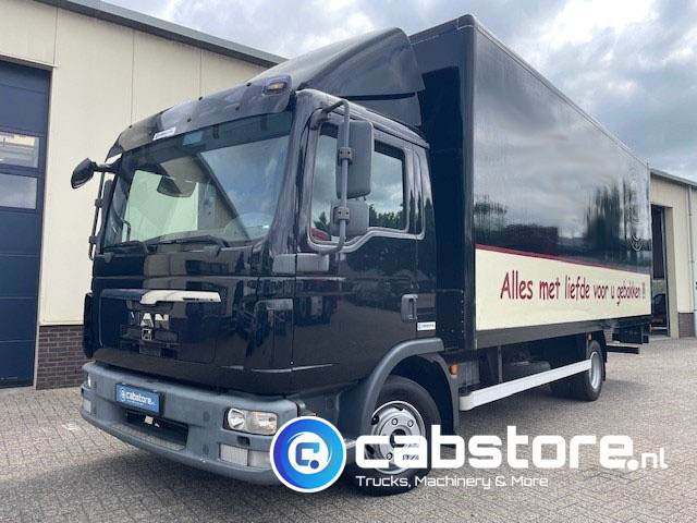 MAN TGL 8.180 4X2 BB Euro 5 - Handgeschakelde versnellingsbak - Laadklep - Bouwjaar 2010 - 3 zitplaatsen - Bestelwagen gesloten laadbak: afbeelding 1 MAN TGL 8.180 4X2 BB Euro 5 - Handgeschakelde versnellingsbak - Laadklep - Bouwjaar 2010 - 3 zitplaatsen - Bestelwagen gesloten laadbak: afbeelding 1