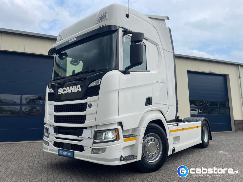 Scania R450 4X2 Euro 6 Tractor Scania R450 A4x2 Euro 6 - R-Highline - Retarder - Bouwjaar 12-2017 - Differentieelslot - 2 dieseltanks - Good condition - Trekker: afbeelding 2 Scania R450 4X2 Euro 6 Tractor Scania R450 A4x2 Euro 6 - R-Highline - Retarder - Bouwjaar 12-2017 - Differentieelslot - 2 dieseltanks - Good condition - Trekker: afbeelding 2