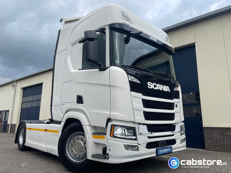 Scania R450 4X2 Euro 6 Tractor Scania R450 A4x2 Euro 6 - R-Highline - Retarder - Bouwjaar 12-2017 - Differentieelslot - 2 dieseltanks - Good condition - Trekker: afbeelding 1 Scania R450 4X2 Euro 6 Tractor Scania R450 A4x2 Euro 6 - R-Highline - Retarder - Bouwjaar 12-2017 - Differentieelslot - 2 dieseltanks - Good condition - Trekker: afbeelding 1