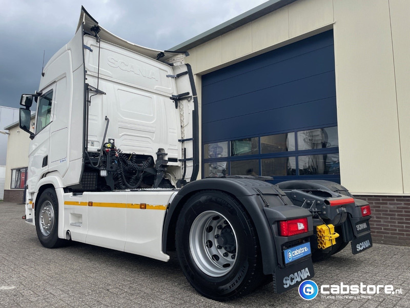 Scania R450 4X2 Euro 6 Tractor Scania R450 A4x2 Euro 6 - R-Highline - Retarder - Bouwjaar 12-2017 - Differentieelslot - 2 dieseltanks - Good condition - Trekker: afbeelding 3 Scania R450 4X2 Euro 6 Tractor Scania R450 A4x2 Euro 6 - R-Highline - Retarder - Bouwjaar 12-2017 - Differentieelslot - 2 dieseltanks - Good condition - Trekker: afbeelding 3