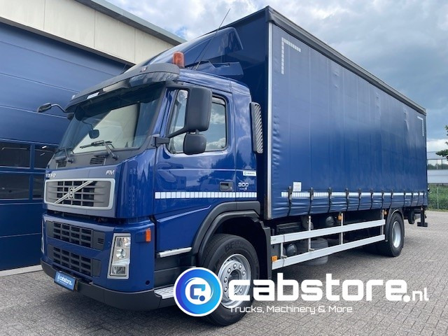 Volvo FM9 4X2R FAL9.0 RAD-A4 Volvo FM300 4x2 Euro 5 bakwagen - Schuifzeilen - Laadklep 2000 kg - Bouwjaar 2008 - Kooi-Aap heftruck - Bakwagen: afbeelding 2 Volvo FM9 4X2R FAL9.0 RAD-A4 Volvo FM300 4x2 Euro 5 bakwagen - Schuifzeilen - Laadklep 2000 kg - Bouwjaar 2008 - Kooi-Aap heftruck - Bakwagen: afbeelding 2