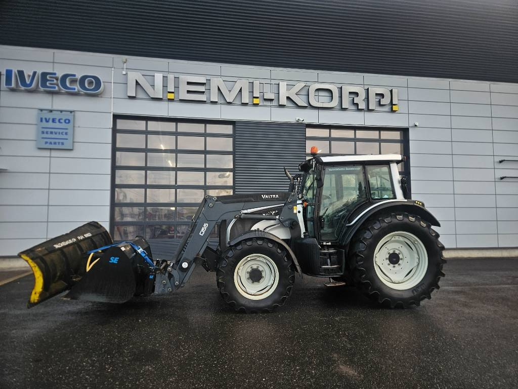 Valtra N121 HT ,53kmh, trukkipiikit, kauha, aura - Tractor: afbeelding 1 Valtra N121 HT ,53kmh, trukkipiikit, kauha, aura - Tractor: afbeelding 1