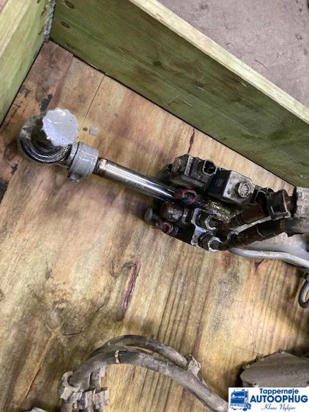 Scania Steering EST Hydraulic cylinder P/N: 2717017 / 2420899 - Stuurinrichting voor Vrachtwagen: afbeelding 2 Scania Steering EST Hydraulic cylinder P/N: 2717017 / 2420899 - Stuurinrichting voor Vrachtwagen: afbeelding 2