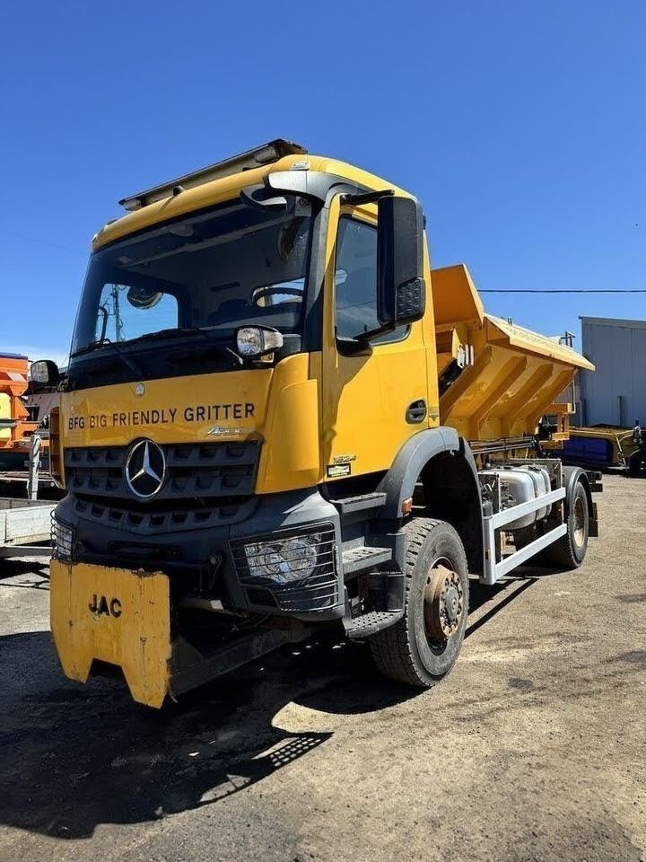 Mercedes-Benz 1824 - Gemeentelijke machine/ Speciaal, Vrachtwagen: afbeelding 1 Mercedes-Benz 1824 - Gemeentelijke machine/ Speciaal, Vrachtwagen: afbeelding 1