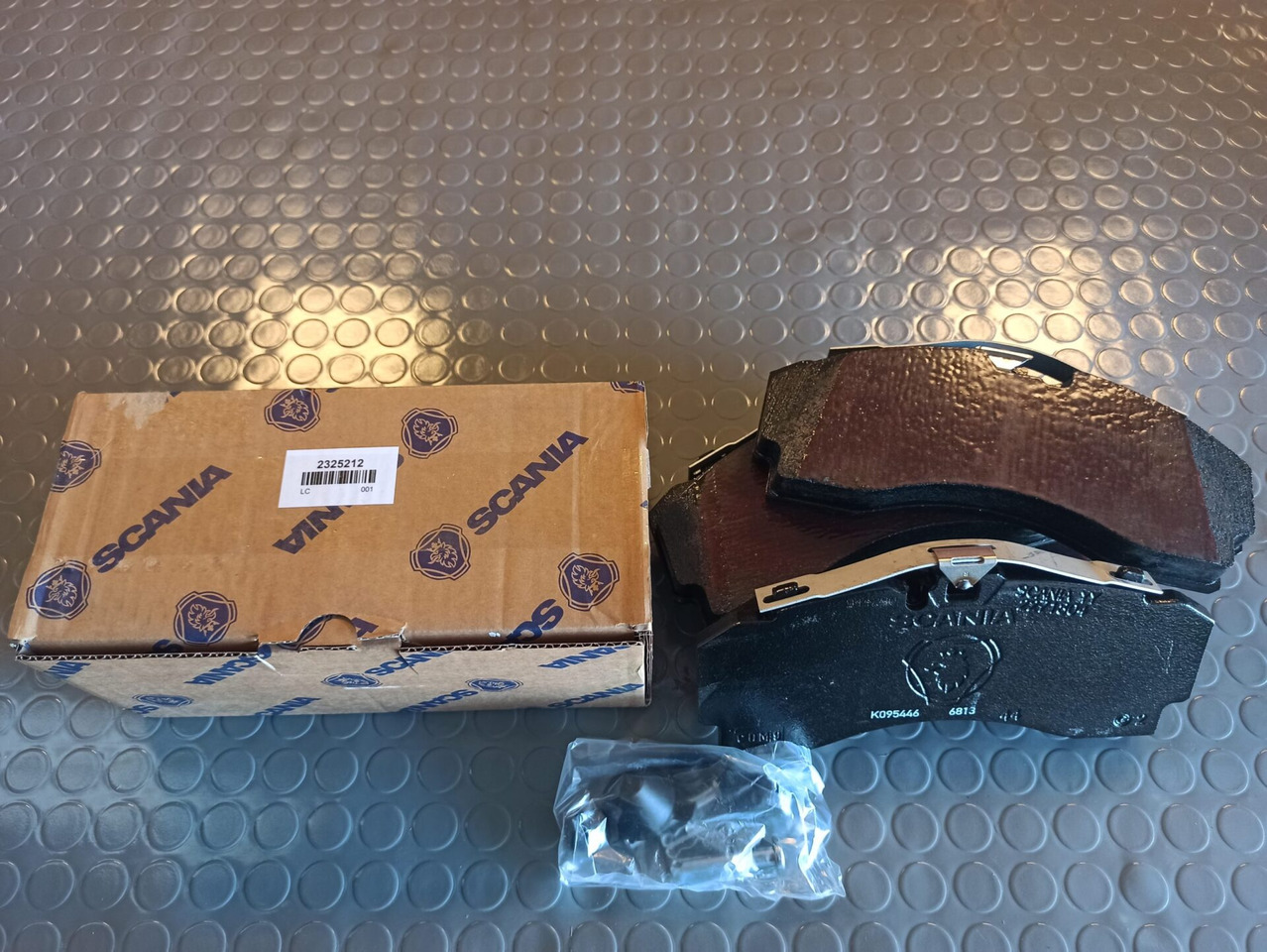 SCANIA BRAKE PAD KIT - 2325212 - Remdelen voor Vrachtwagen: afbeelding 1 SCANIA BRAKE PAD KIT - 2325212 - Remdelen voor Vrachtwagen: afbeelding 1