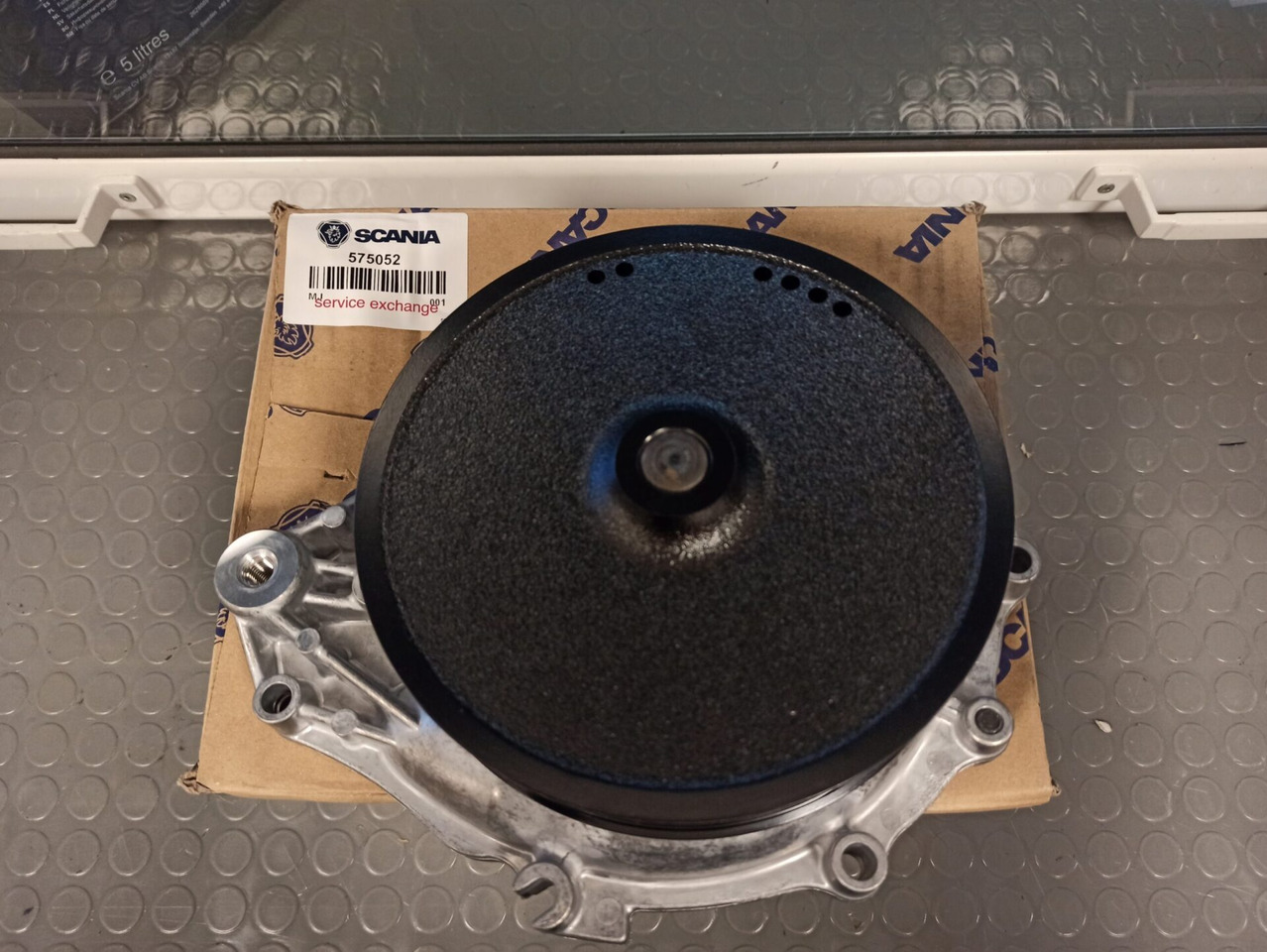SCANIA COOLANT PUMP - 575052 - Waterpomp voor Vrachtwagen: afbeelding 1 SCANIA COOLANT PUMP - 575052 - Waterpomp voor Vrachtwagen: afbeelding 1