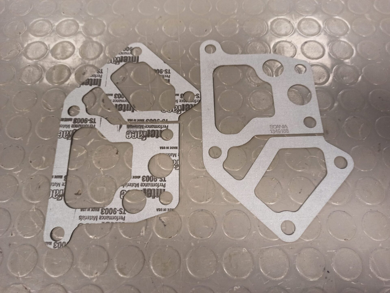 SCANIA OIL COOLER GASKET - 1349188 - Oliekoeler voor Vrachtwagen: afbeelding 1 SCANIA OIL COOLER GASKET - 1349188 - Oliekoeler voor Vrachtwagen: afbeelding 1