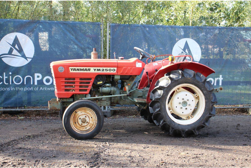 Yanmar YM2500 - Tractor: afbeelding 1 Yanmar YM2500 - Tractor: afbeelding 1