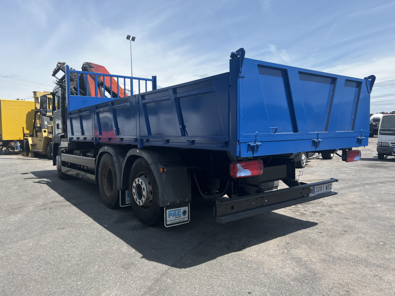 Kipper vrachtwagen, Kraanwagen CAMION GRUA Y BASCULANTE MAN 26320: afbeelding 8