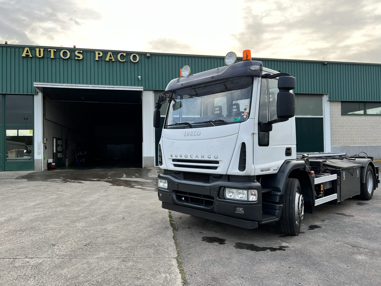 IVECO 300 EN CHASIS - Chassis vrachtwagen: afbeelding 3 IVECO 300 EN CHASIS - Chassis vrachtwagen: afbeelding 3