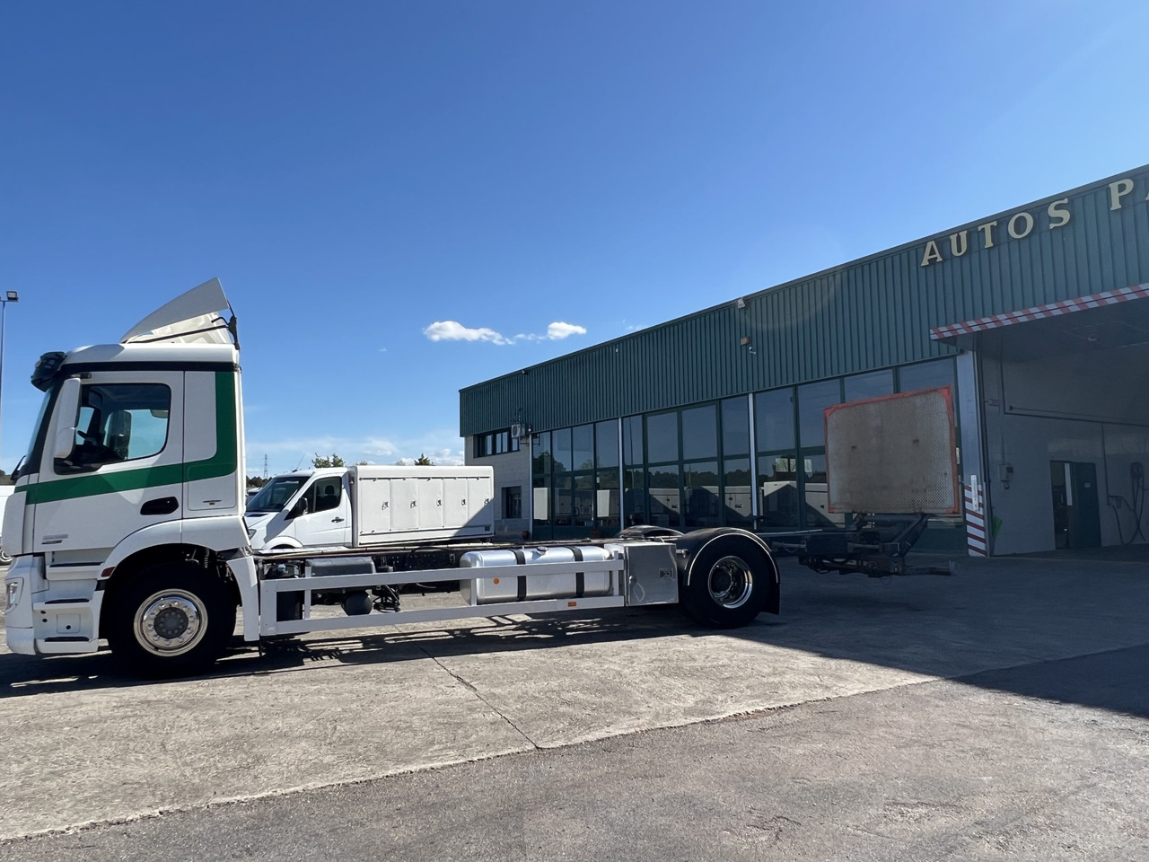 Camión Mercedes frigorífico - Chassis vrachtwagen: afbeelding 2 Camión Mercedes frigorífico - Chassis vrachtwagen: afbeelding 2