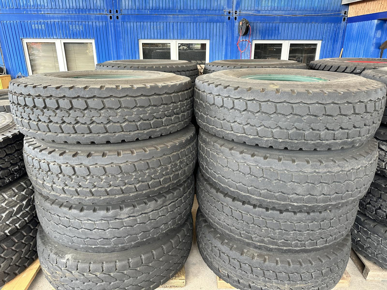 Liebherr Zubehör = Kompletträder 16 x Bridgestone VHS 445/95 R25 (16.00 R25) - Mobiele kraan: afbeelding 1 Liebherr Zubehör = Kompletträder 16 x Bridgestone VHS 445/95 R25 (16.00 R25) - Mobiele kraan: afbeelding 1