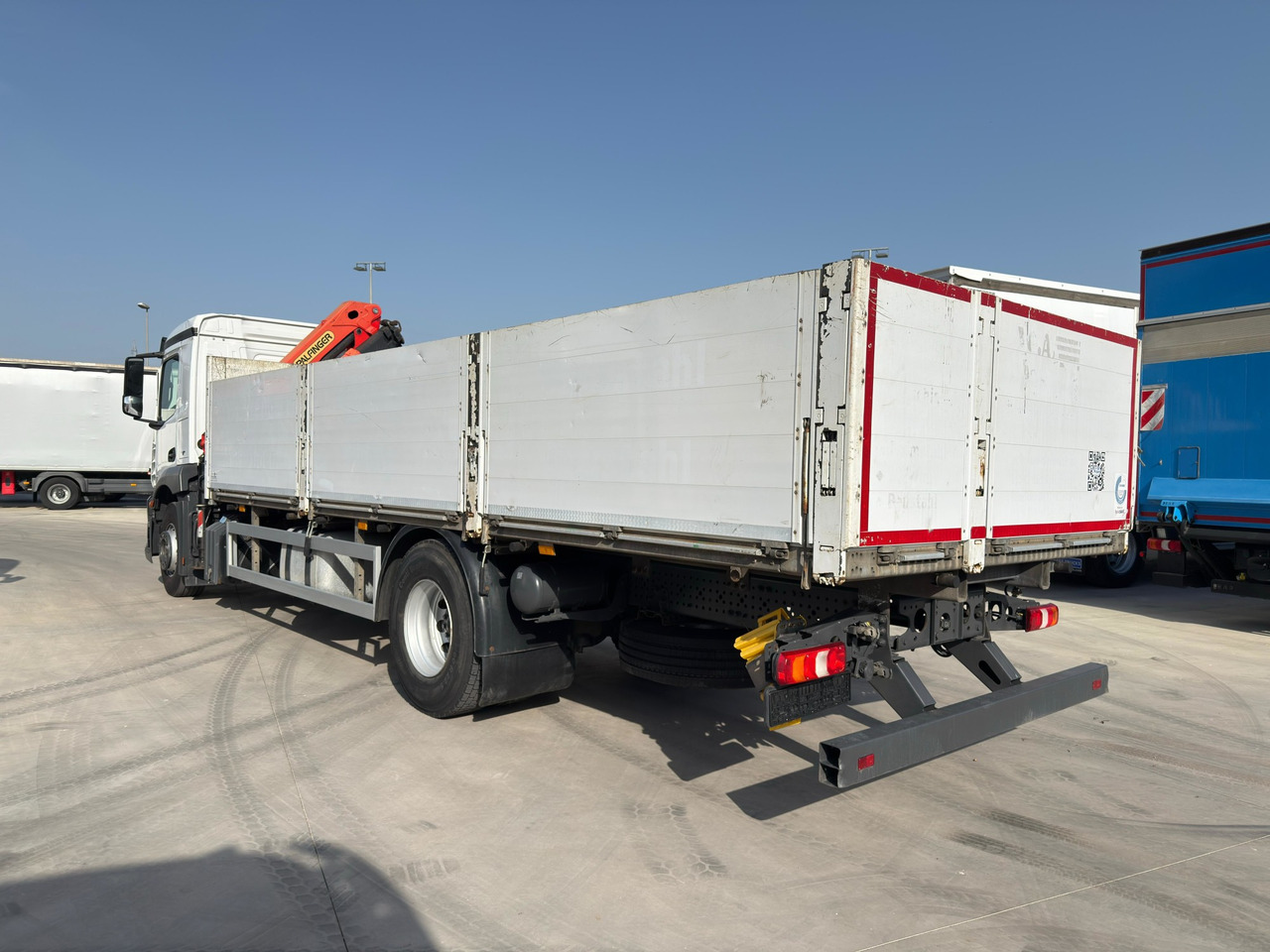 MERCEDES BENZ 18.30 Antos E6 (Platform and Grave) - Vrachtwagen met open laadbak, Kraanwagen: afbeelding 4 MERCEDES BENZ 18.30 Antos E6 (Platform and Grave) - Vrachtwagen met open laadbak, Kraanwagen: afbeelding 4