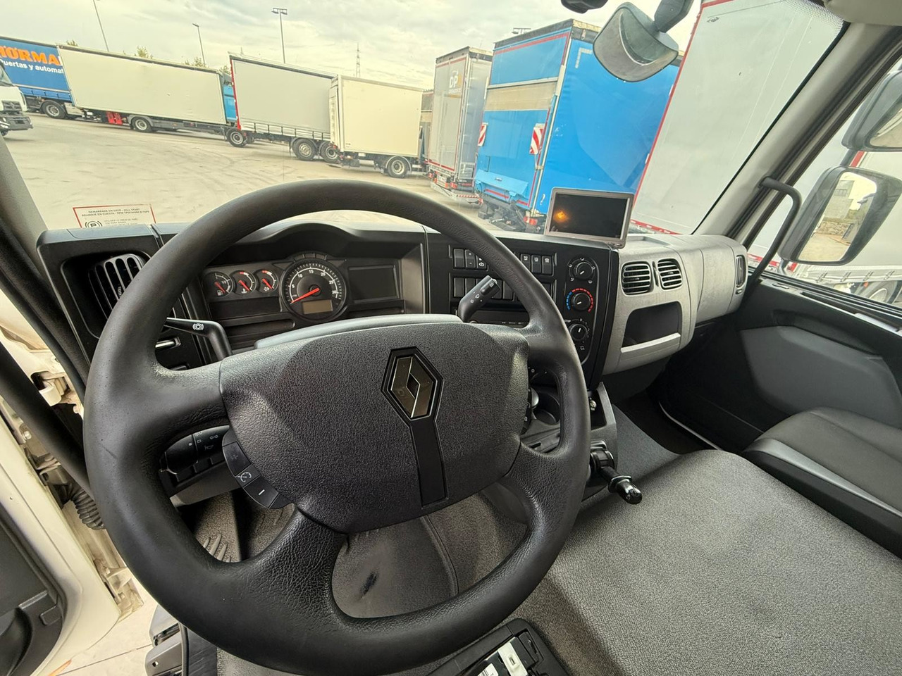 RENAULT D12.240 E6 (Tauliner) - Schuifzeilen vrachtwagen: afbeelding 5 RENAULT D12.240 E6 (Tauliner) - Schuifzeilen vrachtwagen: afbeelding 5