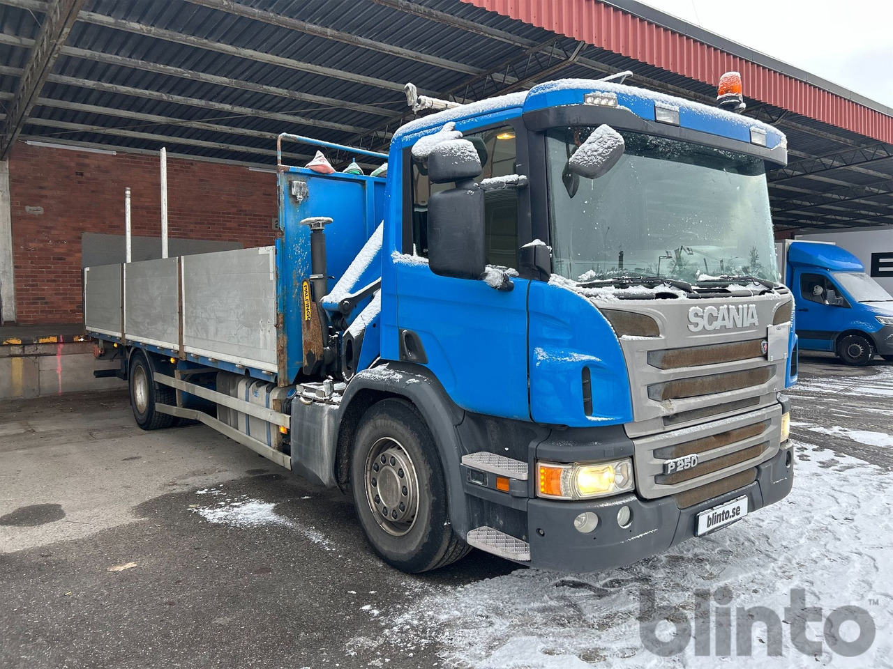 Brädgårdsbil / SCANIA P250 / Nybesiktigad kran - Vrachtwagen met open laadbak, Kraanwagen: afbeelding 3 Brädgårdsbil / SCANIA P250 / Nybesiktigad kran - Vrachtwagen met open laadbak, Kraanwagen: afbeelding 3