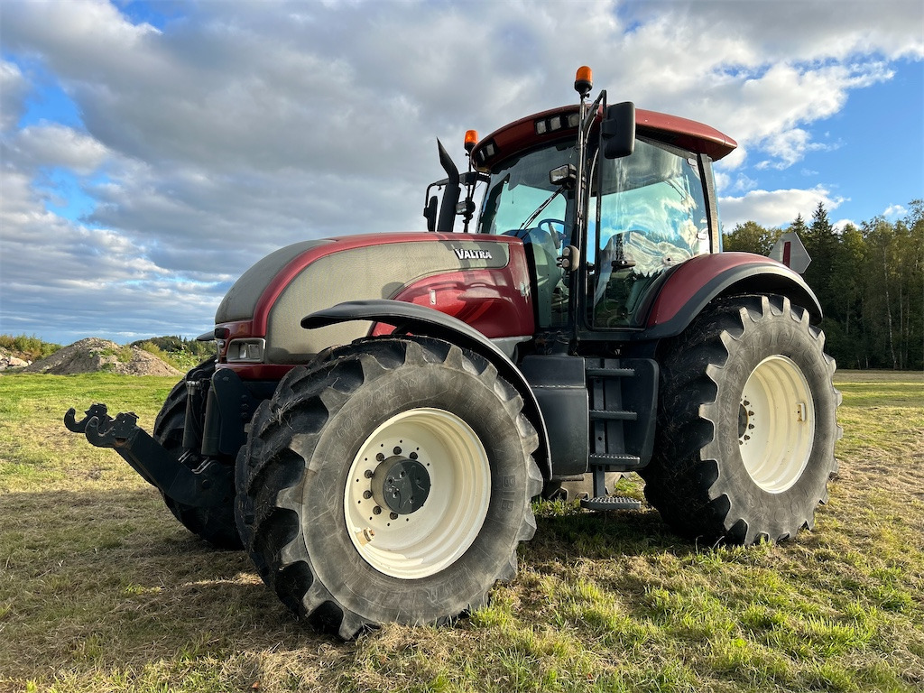 Valtra S260-4 med frontlyft - Tractor: afbeelding 1 Valtra S260-4 med frontlyft - Tractor: afbeelding 1