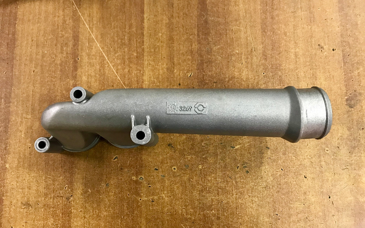 GOMITO LIQUIDO RAFFREDDAMENTO SU SCATOLA TERMOSTATO PER MOTORI MAN D2066 - D2676 - Koelsysteem voor Vrachtwagen: afbeelding 2 GOMITO LIQUIDO RAFFREDDAMENTO SU SCATOLA TERMOSTATO PER MOTORI MAN D2066 - D2676 - Koelsysteem voor Vrachtwagen: afbeelding 2