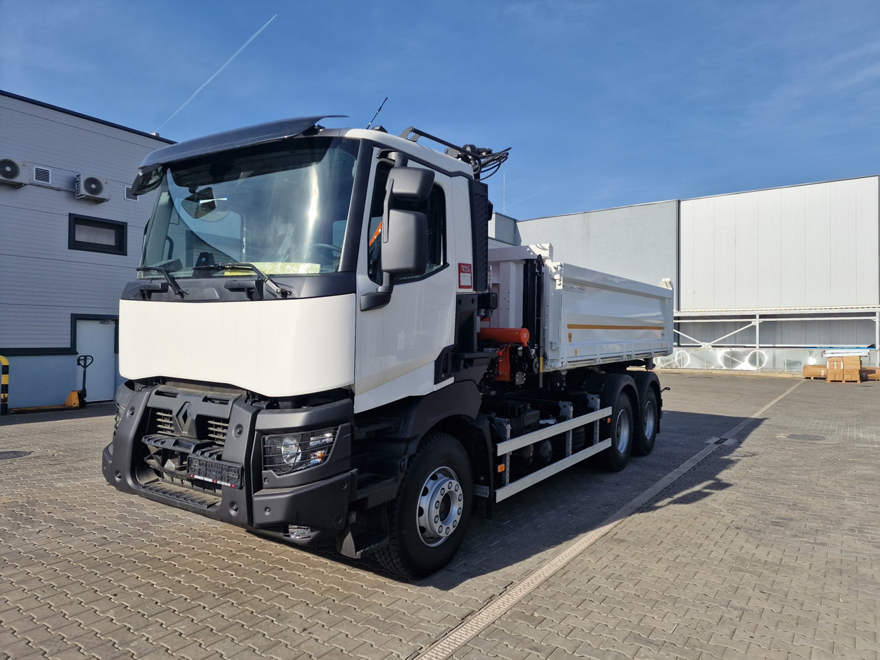 Renault - Vrachtwagen met open laadbak, Kraanwagen: afbeelding 1 Renault - Vrachtwagen met open laadbak, Kraanwagen: afbeelding 1