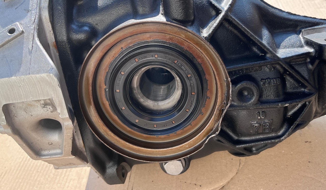 MERCEDES-BENZ C-Class Rear Differential W205 A2053500124 - Differentieel: afbeelding 2 MERCEDES-BENZ C-Class Rear Differential W205 A2053500124 - Differentieel: afbeelding 2