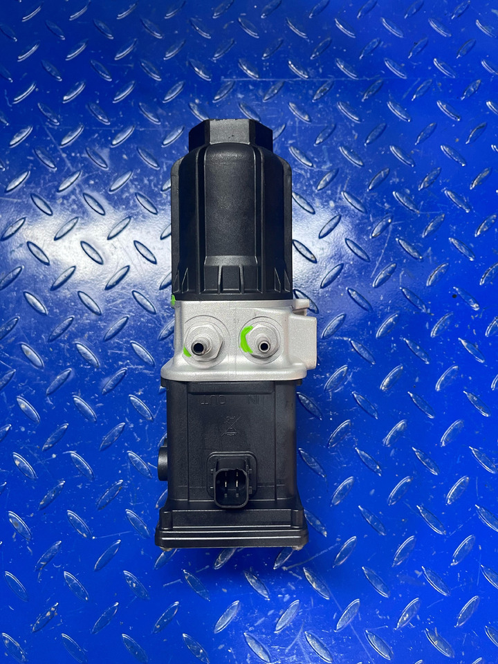 Mercedes Benz Actros MP4 Adblue Pump Euro 6 - Geluiddemper/ Uitlaatsysteem voor Vrachtwagen: afbeelding 2 Mercedes Benz Actros MP4 Adblue Pump Euro 6 - Geluiddemper/ Uitlaatsysteem voor Vrachtwagen: afbeelding 2