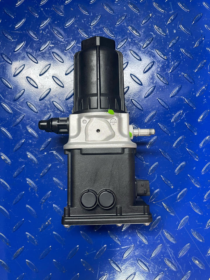 Mercedes Benz Actros MP4 Adblue Pump Euro 6 - Geluiddemper/ Uitlaatsysteem voor Vrachtwagen: afbeelding 4 Mercedes Benz Actros MP4 Adblue Pump Euro 6 - Geluiddemper/ Uitlaatsysteem voor Vrachtwagen: afbeelding 4