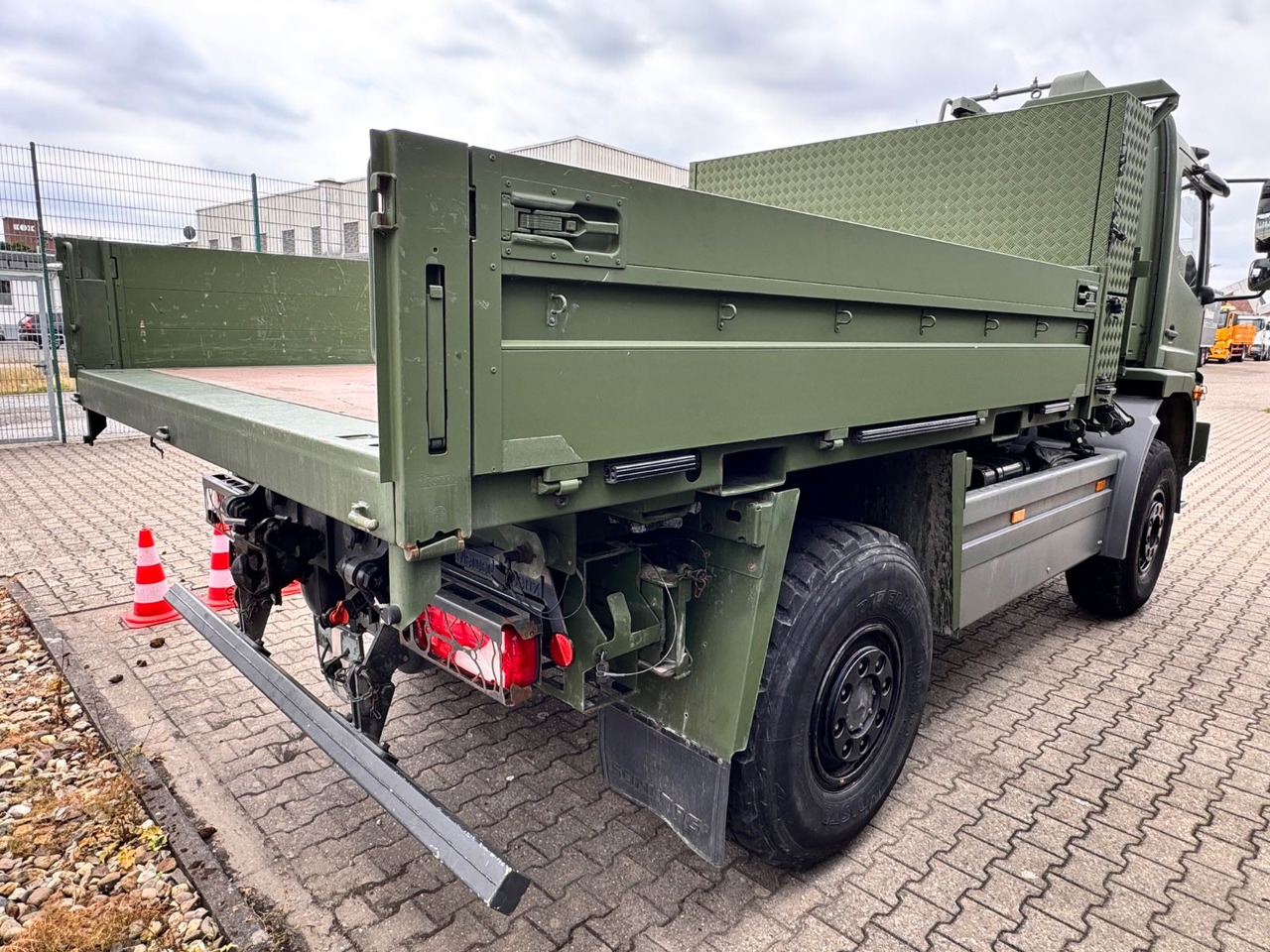 Mercedes-Benz 1018 Atego 4x4 Allrad Camper - Bestelwagen open laadbak: afbeelding 4 Mercedes-Benz 1018 Atego 4x4 Allrad Camper - Bestelwagen open laadbak: afbeelding 4